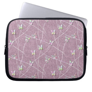 Aquarell-Schmetterlinge auf staubigem Rosa Laptopschutzhülle