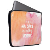 Aquarell Sei ein Einhorn in einem Pferdefeld Laptopschutzhülle (Vorne Rechts)