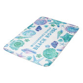 Aquarellblaue Muscheln und Starfish Beach House Badematte (Schrägansicht)