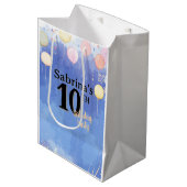 Aquarellblauer Himmel Mittlere Geschenktüte (Vorderseite Schrägansicht)