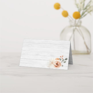 Aquarellblume auf Platzkarten aus hellem Holz