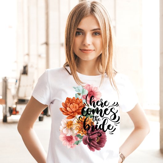 Aquarellblume hier kommt die Braut T-Shirt