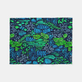 Aquarellblumen-Doodles dunkler Hintergrund Fleecedecke (Vorderseite (Horizontal))