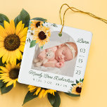 Aquarellblütenblütenbaby Birth Stats Foto Keramikornament<br><div class="desc">Neue Babygeburtstati Foto Weihnachtsschmuck. Das Design besteht aus zwei Fotos, einem Foto auf der Vorderseite und einem auf der Rückseite. Zeigen Sie das Foto Ihres neuen Babys an. Das Geburtsdatum wird an der Seite angezeigt und der Name des Babys und die Geburtsdaten befinden sich unten. Schöne Blumenarrangements mit goldgelben Sonnenblumen...</div>