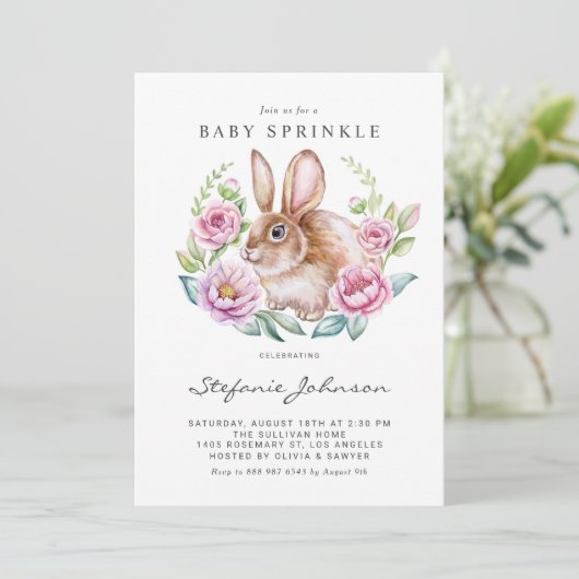 Aquarellbraun Bunny and Pink Blume Baby Sprinkle Einladung (Stehend Vorderseite)