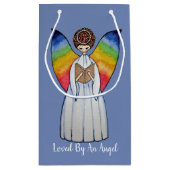 Aquarellengel mit Regenbogen-Flügeln Lesen eines B Kleine Geschenktüte (Rückseite)