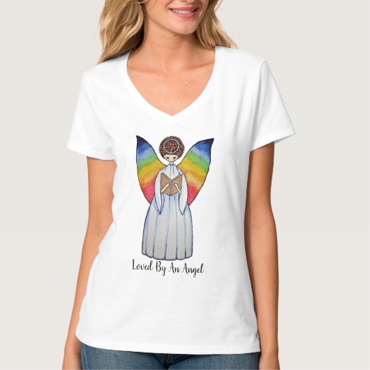 Aquarellengel mit Regenbogen-Flügeln Lesen eines B T-Shirt (Vorderseite)