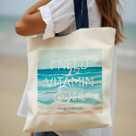 Aquareller Strand "I Need Vitamin Sea" Tragetasche<br><div class="desc">Bringen Sie das ruhige und friedliche Gefühl des Ozeans mit, mit unserer originalen handbemalten ruhigen Meereswellen Wasserfarbe und Typografie Design 'I Need Vitamin Sea' Tote Tasche. Die Aqua-Blues ist in beruhigenden Farbtönen gehalten, die tropische Atmosphäre wird durch sanfte Wellen geprägt, und die subtilen rosa Segelboote werden am Horizont mit einem...</div>