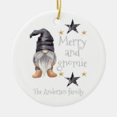 Aquareller Winter Gnome am Buffalo Karo Weihnachte Keramik Ornament (Vorne)