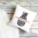 Aquarellfarbe Rosa und Graue Ananas | Ihr Name Kissen<br><div class="desc">Aquarellfarbe Rosa und Graue Ananas | Ihr Name</div>
