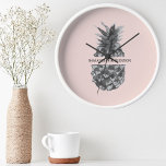 Aquarellfarbe Rosa und Graue Ananas | Ihr Name Runde Wanduhr<br><div class="desc">Aquarellfarbe Rosa und Graue Ananas | Ihr Name</div>