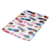 Aquarellfarbe und Nebula Ananas Illustration Badematte (Schrägansicht)