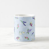 Aquarellfarben-Blume auf blass blauer Lacy-Textur Kaffeetasse (Mittel)