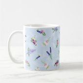 Aquarellfarben-Blume auf blass blauer Lacy-Textur Kaffeetasse (Links)
