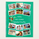 Aquarellfarben Blume Bud Aquamarin Red 12 Foto Col Planer<br><div class="desc">Personalisieren Sie Ihren Planer mit Ihren Fotos, Namen und benutzerdefinierten Texten. Dieses Template-Design ist für Sie bereit, 12 Ihrer Lieblings-Fotos zur Frontabdeckung hinzuzufügen. Die mittleren zwei Fotos werden ebenfalls automatisch in größerer Größe auf der Rückseite angezeigt. Das Design ist aquamarin grün und mit Blumensträußen mit roten, wasserfarbenen Blume geschmückt. Bitte...</div>