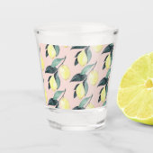 Aquarellfarben Lemonen und Blätter Gelb Nahtloses  Schnapsglas (Vorderseite)