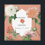 Aquarellfarben Pfirsichrosa Peonies Blume Hochzeit Magnet<br><div class="desc">Ein wunderschönes Aquarellpfirsich und rosa Pfannkuchen Blume Hochzeitsdesign mit goldenem geometrischem Rahmen auf pfirsichfarbenem Hintergrund. Ein einzigartiges Design, das Vintage botanische Tornfloralen in Pfirsich- und Rosatönen verwendet. Ein elegantes pfirsichfarbenes und rosafarbenes Bauerndesign mit einem Hauch von Grün. Ein elegantes geometrisches Rahmen Gastgeschenk Hochzeit Magnet Design mit modernen Elementen. Auch die...</div>
