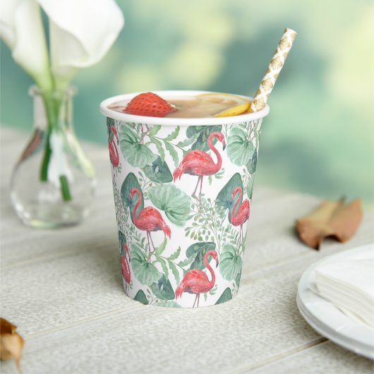 Aquarellfarbene Flamingos und Blätter. Pappbecher (In Situ)