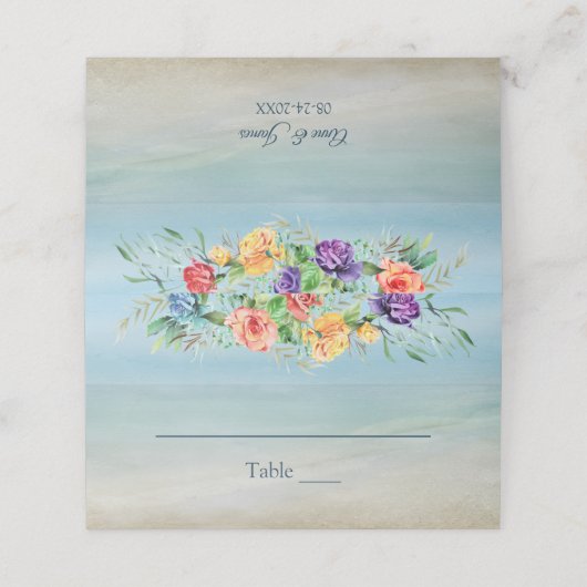 Aquarellfarbene Rose und Seashells Beach Wedding Platzkarte (Außenseite Aufgefaltet)