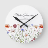 Aquarellfarbene Wildblume Baby Birth Keepake Runde Wanduhr (Vorderseite)