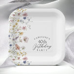 Aquarellfarbene Wildblumen Blumenmuster 40. Geburt Pappteller<br><div class="desc">Dieses hübsche, weibliche Party aus dem 40. Jubiläum, das zum Geburtstag im Stil der Hütte aufgelegt wurde, ist mit den in Pastelltönen gehaltenen Wildblumen in Rosa, Gelb, Perwinkelblau und Grün an der links Grenze gestaltet. Der gesamte Text kann für Ihr Party personalisiert sein. Dieser Artikel ist in 2 Größen erhältlich:...</div>