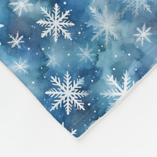 Aquarellfarbene Winterschneeflocken blauer Hinterg Fleecedecke (Ecke)