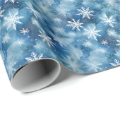 Aquarellfarbene Winterschneeflocken mit blauem Hin Geschenkpapier (Rolleneckpunkt)