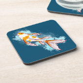 Aquarellfarbener Koi Fisch auf blauer Illustration Getränkeuntersetzer (Linke Seite)