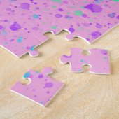 Aquarellfarbener Spritzer auf dem rosa Puzzle (Seite)