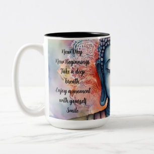 Aquarellfarbenes Buddha-Gesicht mit Mandala Hinter Zweifarbige Tasse