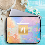 Aquarellgoldtürkis lila orange Monogramm Laptopschutzhülle<br><div class="desc">Ein funkelnd, mit Imitaten vergoldetes Monogramm-Quadrat und längliche Punkte überlagern einen pastellfarbenen, türkisblauen, lila, rosa und gelb-orangefarbenen Hintergrund auf diesem schicken, gürtelhaften, modernen, monogrammatisierten Neopren-Laptop. Macht jedes Mal, wenn ihr es benutzt, eine lustige und stilvolle Aussage. Dieser Laptop-Ärmel ist in drei Größen erhältlich: 15 Zoll, 13 Zoll und 10 Zoll....</div>