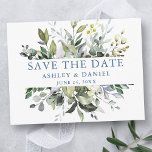 Aquarellgrün Save the Date Dusty Blue Postkarte<br><div class="desc">Moderne elegante Botanische Verlobung Hochzeit Ankündigung Save the Date Postcard beinhaltet Eukalyptus-Blätter,  grünes botanisches Blattwerk,  staubblaue Blätter und andere schöne botanische Pflanzen.</div>