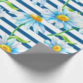 Aquarellkamille auf weißblau gestreiftem Rücken Geschenkpapier (Ecke)