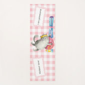 Aquarellkatze mit Ball auf rosa Buffalo Karo Yogamatte (Vorderseite)