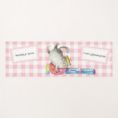 Aquarellkatze mit Ball auf rosa Buffalo Karo Yogamatte (Vorderseite (Horizontal))