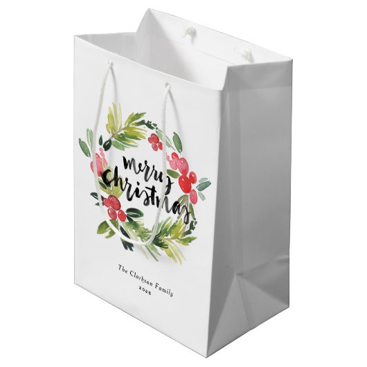 Aquarellkiefer und Holly Wreath Frohe Weihnachten Mittlere Geschenktüte (Vorderseite Schrägansicht)