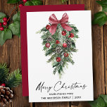 Aquarellkiefern Calligraphie Tinte Weihnachten Rot<br><div class="desc">Moderne Elegante Kalligraphie Tinte Aquarellfarben Pines Wintergrün mit Burgundy Red Ribbon Bow Weihnachtsschmuck,  Pine Cones und Holly Berries Frohe Weihnachtskarte - Rot</div>