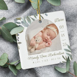 Aquarellleder Grünpflanzen Baby Birth Stats Foto Keramikornament<br><div class="desc">Neue Babygeburtstati Foto Weihnachtsschmuck. Das Design besteht aus zwei Fotos, einem Foto auf der Vorderseite und einem auf der Rückseite. Zeigen Sie das Foto Ihres neuen Babys an. Das Geburtsdatum wird an der Seite angezeigt und der Name des Babys und die Geburtsdaten befinden sich unten. Schöne grüne Arrangements mit üppig...</div>