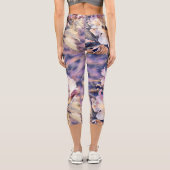 Aquarellmalerei einer lila Azeenblüte Capri Leggings (Rückseite)