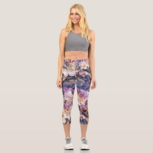 Aquarellmalerei einer lila Azeenblüte Capri Leggings (Vorderseite)