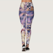 Aquarellmalerei einer lila Azeenblüte Leggings (Rückseite)