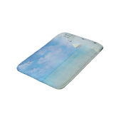 Aquarellmalerei mit weißem Leuchtturm mit Segelboo Badematte (Schrägansicht)