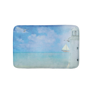 Aquarellmalerei mit weißem Leuchtturm mit Segelboo Badematte