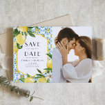 Aquarellon Lemon Mittelmeer Foto Save the Date Magneteinladung<br><div class="desc">Mit unserem individuell anpassbaren Foto Save the Date Magnet kündigen Sie Ihren besonderen Tag mit einem lebendigen Aquarellrahmen aus frischen Zitronen an. Dieses Aquarelldesign verbindet die fröhlichen gelben Farbtöne der Zitronen mit der Eleganz eines weißen, blauen und gelben marokkanischen Fliesenmusters und schafft einen mediterranen Stil. Das Design harmoniert wunderbar mit...</div>