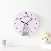 Aquarellpinke, graues Kaninchen mit Namen Große Wanduhr (Zuhause)