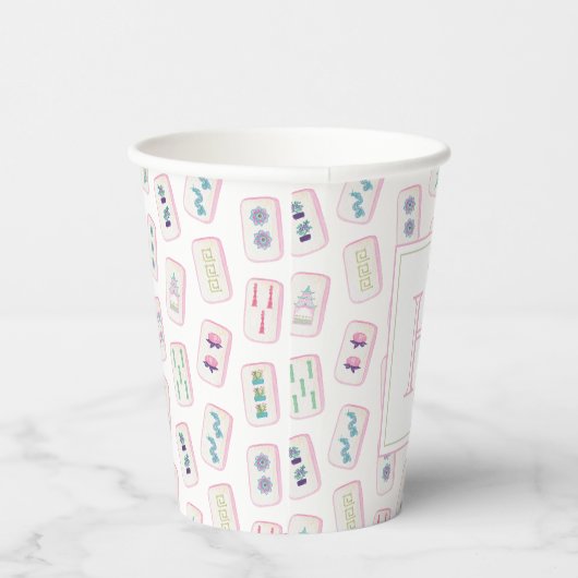 Aquarellpinke und grüne Mahjong-Tiles Monogram Pappbecher (Rechts)