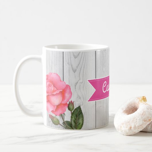 Aquarellrosa Rosen auf rustikaler grauer Holzplatt Kaffeetasse (Mit Donut)