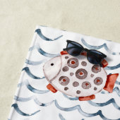 Aquarellwellen Rot und Blau Fische Triple Monogram Strandtuch (Beispiel)