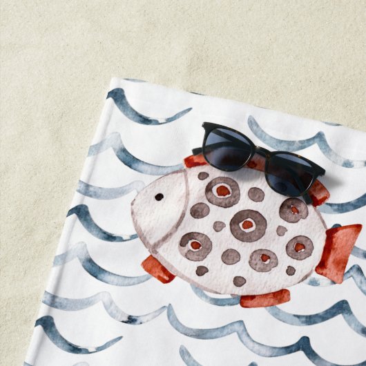 Aquarellwellen Rot und Blau Fische Triple Monogram Strandtuch (Beispiel)