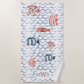 Aquarellwellen Rot und Blau Fische Triple Monogram Strandtuch (Vorderseite)